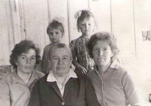Вдова – Милькова  А.М. с внуками: Таней, Сашей, Галей, Надей