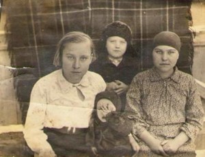 1950г., Вся семья: Варвара Ивановна, Юлий, Зина и её дети, Лида.